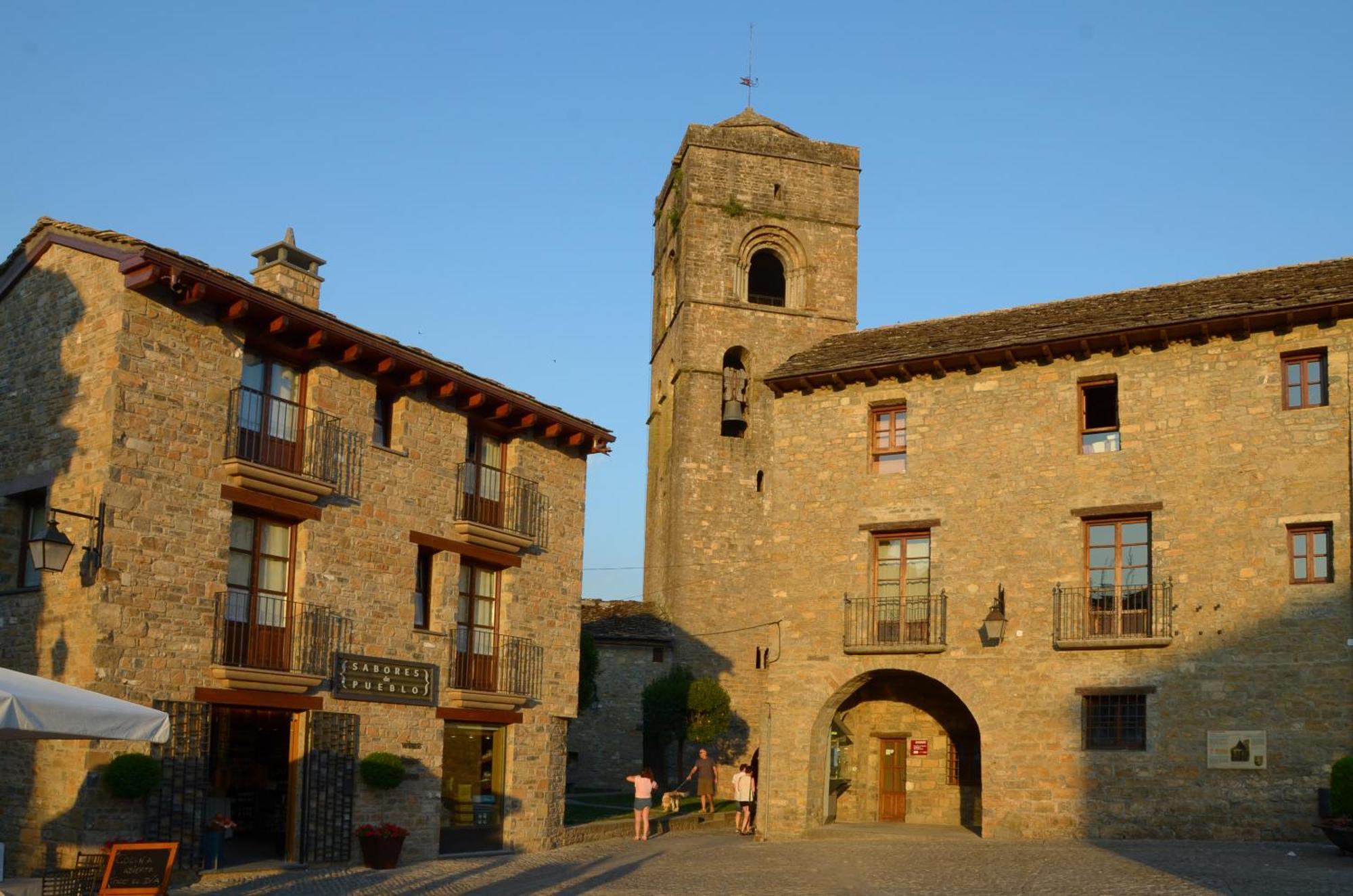 Apartamentos El Palacete De Ainsa Bagian luar foto